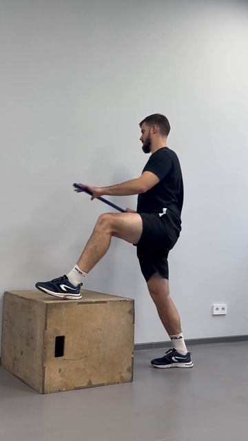 Динамика на тумбе с гимнастической палкой ротация корпуса (к опорной ноге)