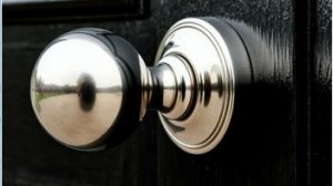 Как снять круглую ручку-кноб?