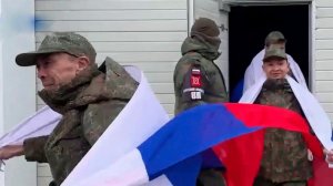 Возвращение российских военных после обмена пленными с Украиной сняли на видео.