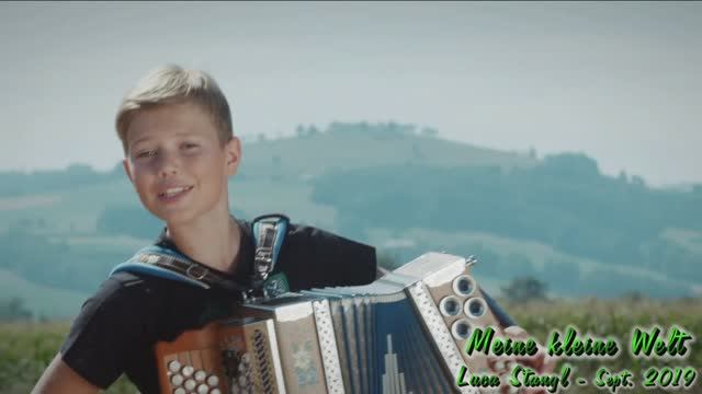 Лука Штангль - 10 лет. Исполняет на аккордеоне песню  