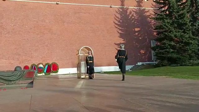 Смена караула у Вечного огня в Москве