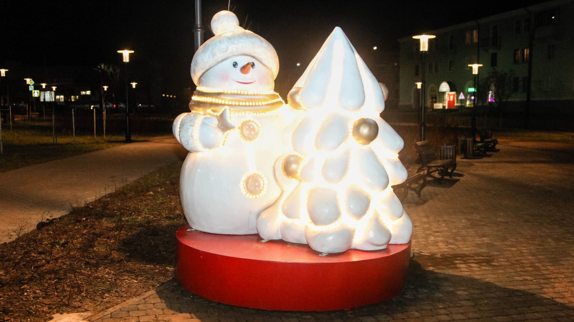 Снеговик с елкой из стеклопластика с подсветкой