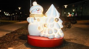 Снеговик с елкой из стеклопластика с подсветкой