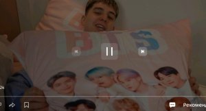 глент обнимает подушку бтс