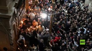 لحظة انبثاق النور المقدس في كنيسة القيامة