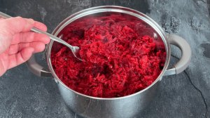 Обожаю эту свеклу! Готовлю целую кастрюлю — и в холодильник: и салат, и гарнир, и на хлеб