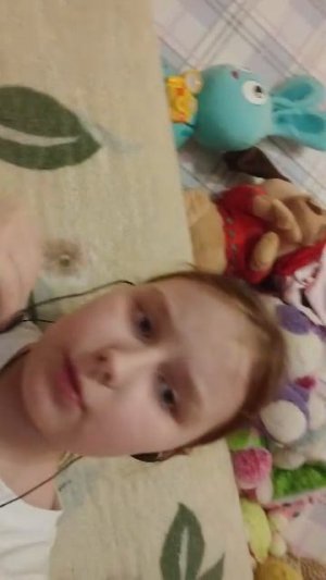 у меня сел тот телефон пришлось взять мамин старый и снимаю там