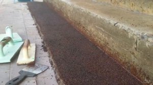 Крыльцо из бесшовной резиновой крошки укутываем туи на зиму