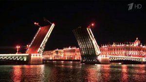 В Петербурге ночью развели мосты, первыми пролеты поднялись на Дворцовом и Троицком