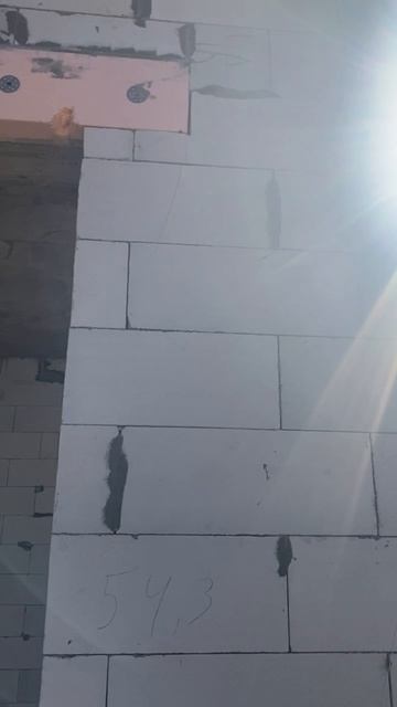 Трещина на стене газобетоного дома. Каковы причины? Силы морозного пучения или ослабленный узел?