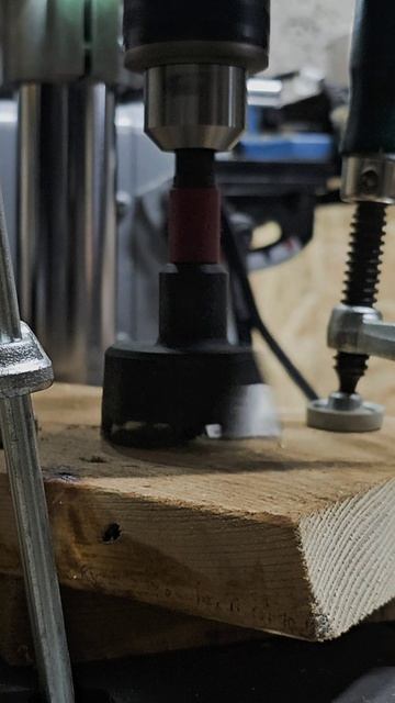 Коронка по дереву в стойке с бесщеточным мотором.