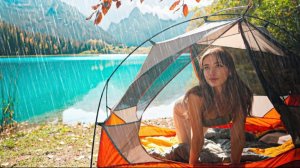 Одиночный кемпинг девушки, на секретном озере.