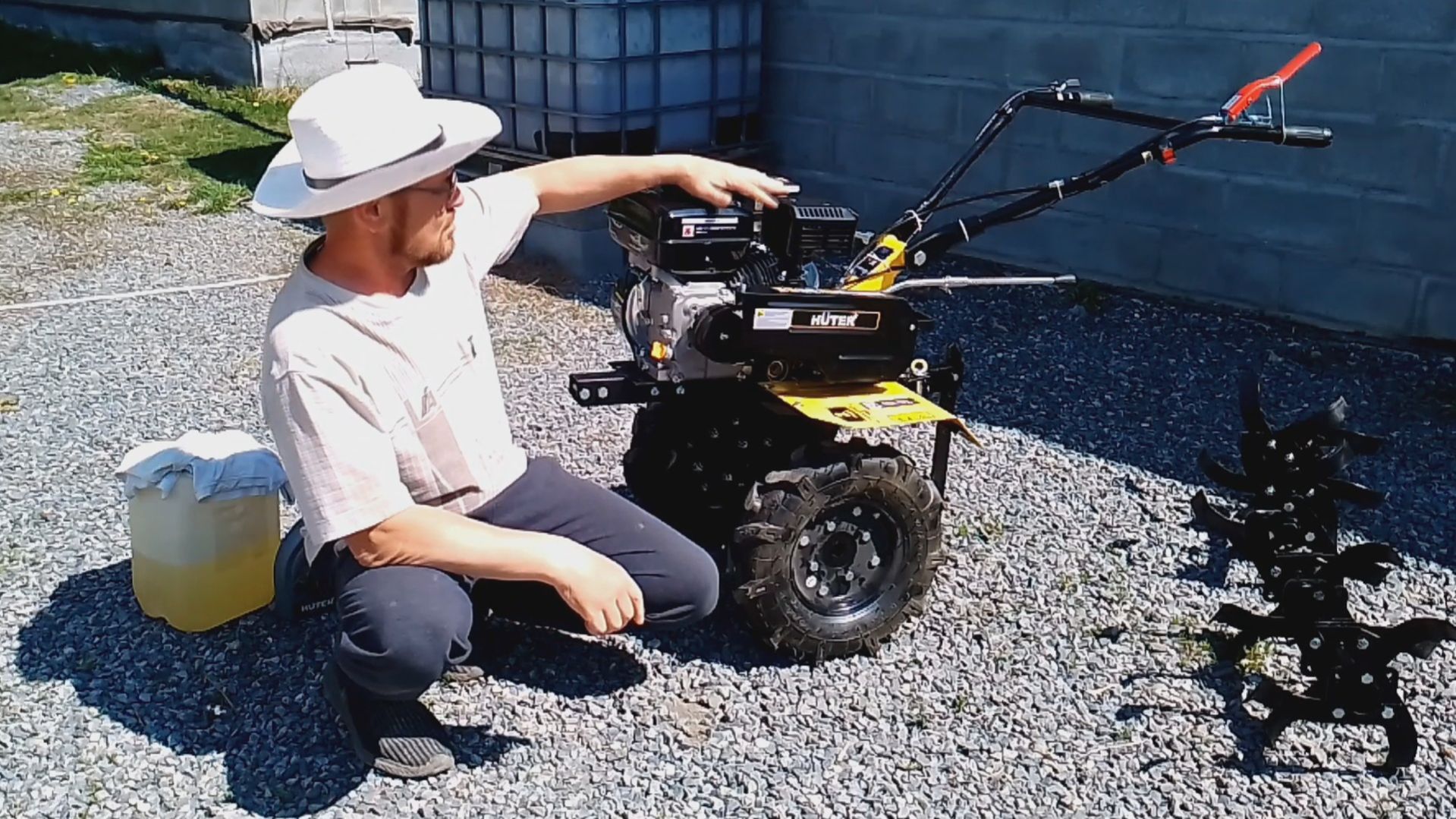 Первый раз на мотоблоке обрабатываем огород. Мотоблок ХУТЕР 7500 7,5 л.с. с чугунным редуктором.