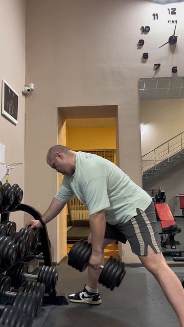 Тяга к поясу гантели