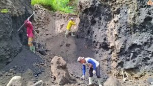 Строительство, шахтёры копают песок