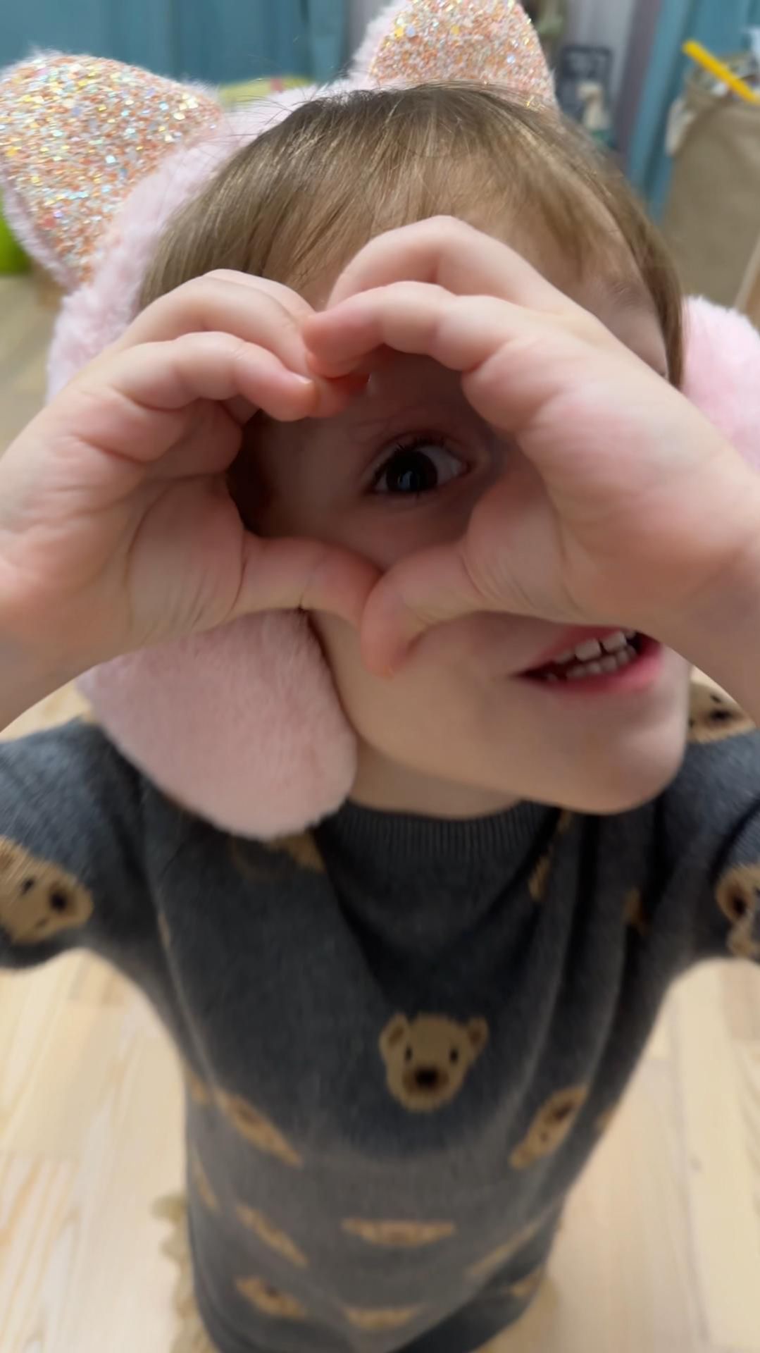 Арина пробует себя в роли кошечки