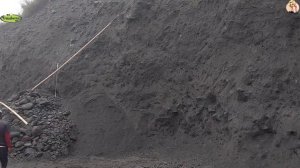 Строительство, работа шахтёров не прекращается даже во время непогоды