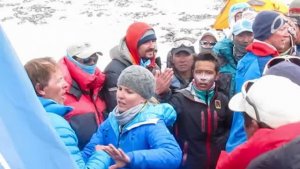 Травили шерпы альпинистов или нет? Что произошло на Эвересте?