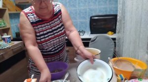 Пеку куличи к Пасхе.