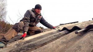 Позвал бригаду и дела сразу пошли в гору. Выявляю косяки постройки старого дома.