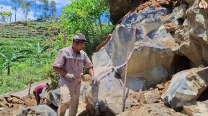 Строительство, шахтёры в ручную разбивают камни