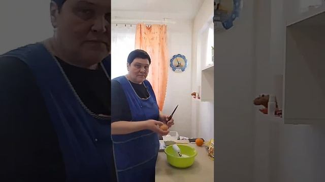 Готовится к Пасхе.