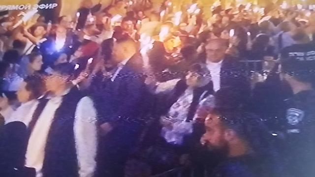 Христос воскресе! Благодатный огонь сошёл. #серебряныебобры говорят всем Христос воскресе...