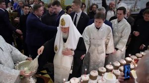 Верующие освящают пасхальные угощения и готовятся встретить главный христианский праздник.