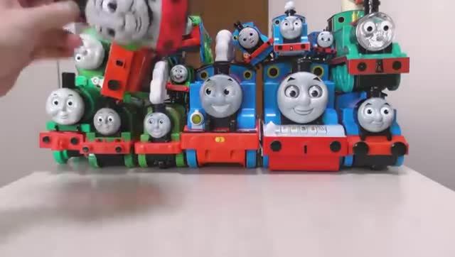 Для детей.  Паровозик Томас и его друзья! Играем паровозиками.