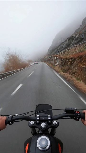 Поездка на мотоцикле в тумане #мотоцикл #путешествие #приключение
