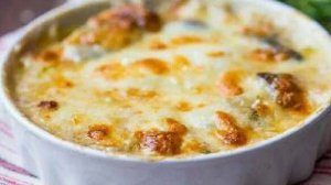 Жульен с курицей и шампиньонами на сковороде.