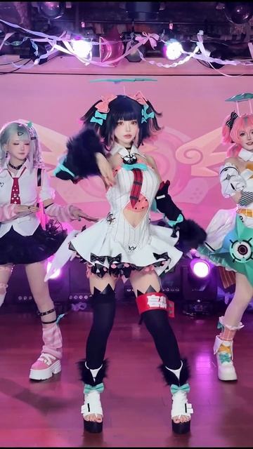 Внезапно ставшие популярными андеграундные айдолы... и почему-то они танцуют танец тюленей, лол