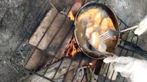 Жарим большую рыбу на рыбалке...