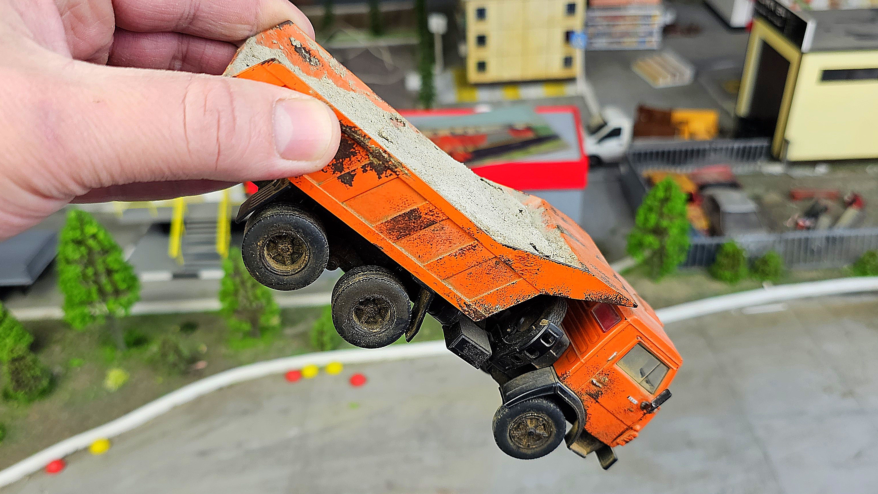 Грузовики падают с высоты модели 1/43. Про машинки