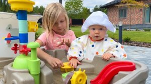 СОФУНЬЯ ШАЛУНЬЯ - СОФИЯ 24 ЧАСА В БАССЕЙНЕ С СЕСТРОЙ.