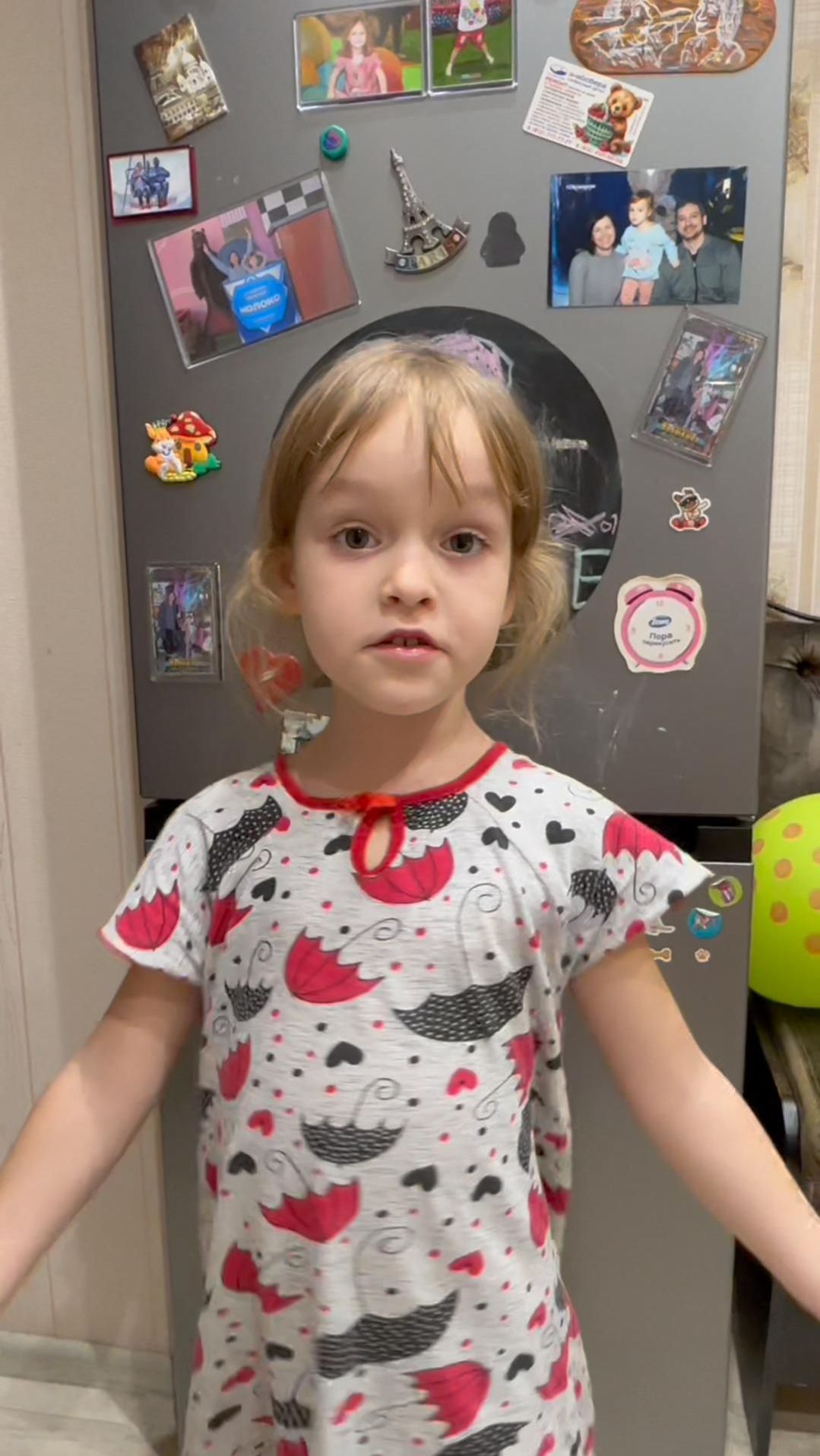 Арина танцует и поет песню "Письмо Арины", которую сочинила сама по мотивам стихотворения "Мама"