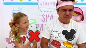 Настя устроила для папы салон красоты. Веселое видео