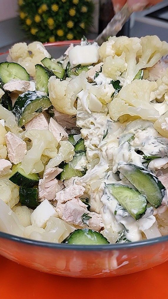 Сытный и нежный салат с цветной капустой