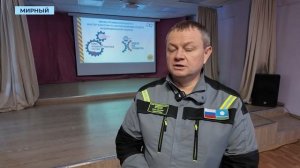 Мирнинские старшеклассники надели каски и перчатки на уроке по промбезу