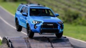 Машинки летают и прыгают! Развивающие мультики Машины помощники. Мультфильмы про машинки