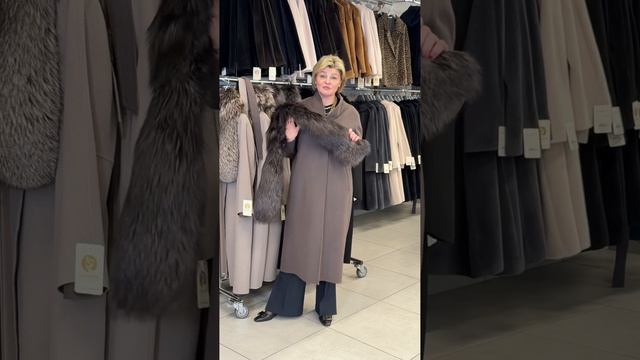 Новая коллекция пальто из премиальной ткани с отделкой аргентинской лисы (воротник съемный)