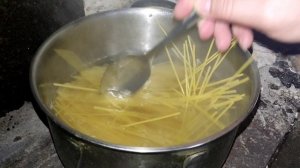 Готовка жаренная камбала с гарниром с пагетти на печке