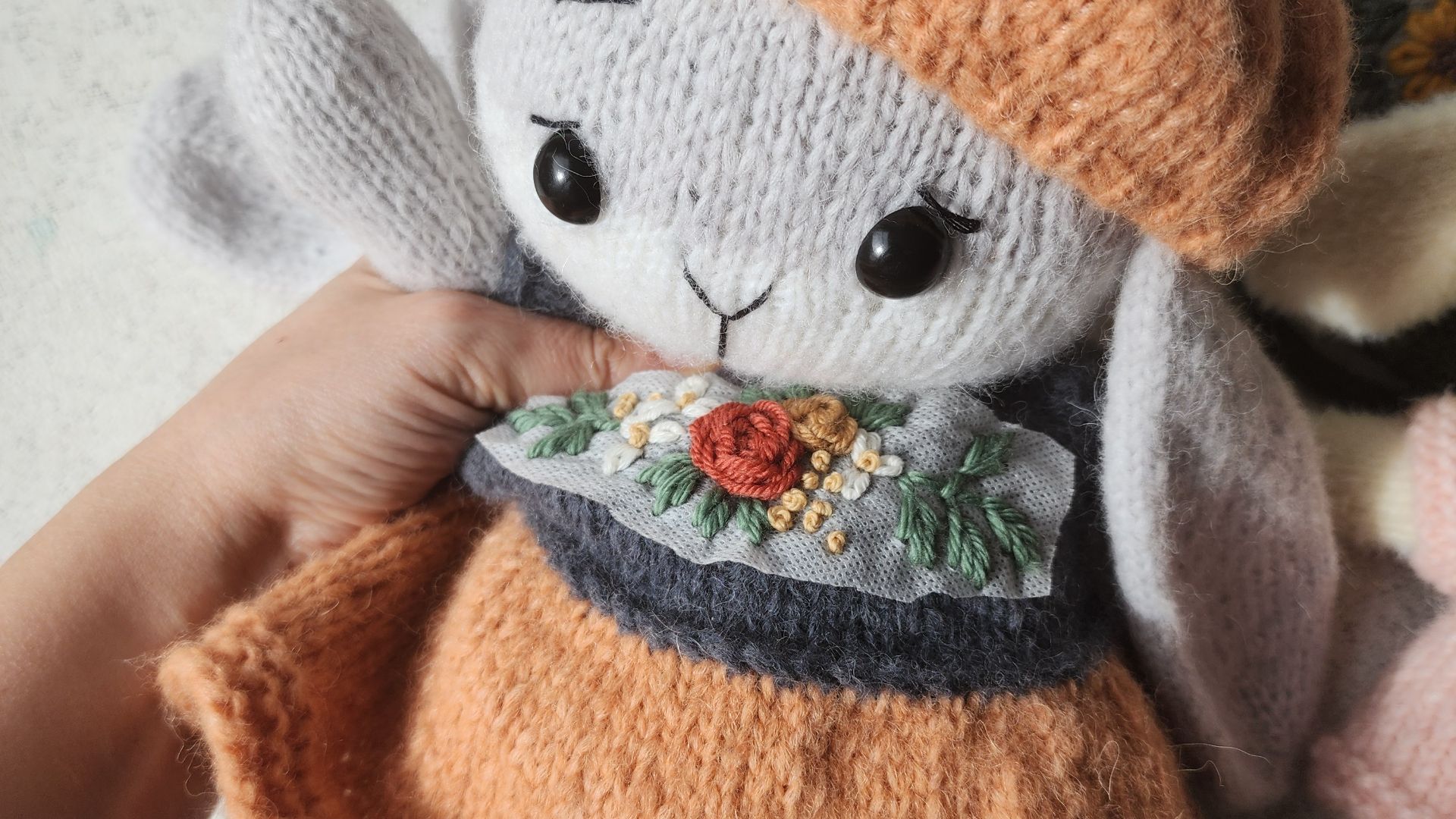 Пришиваем пуговку одежда заяц