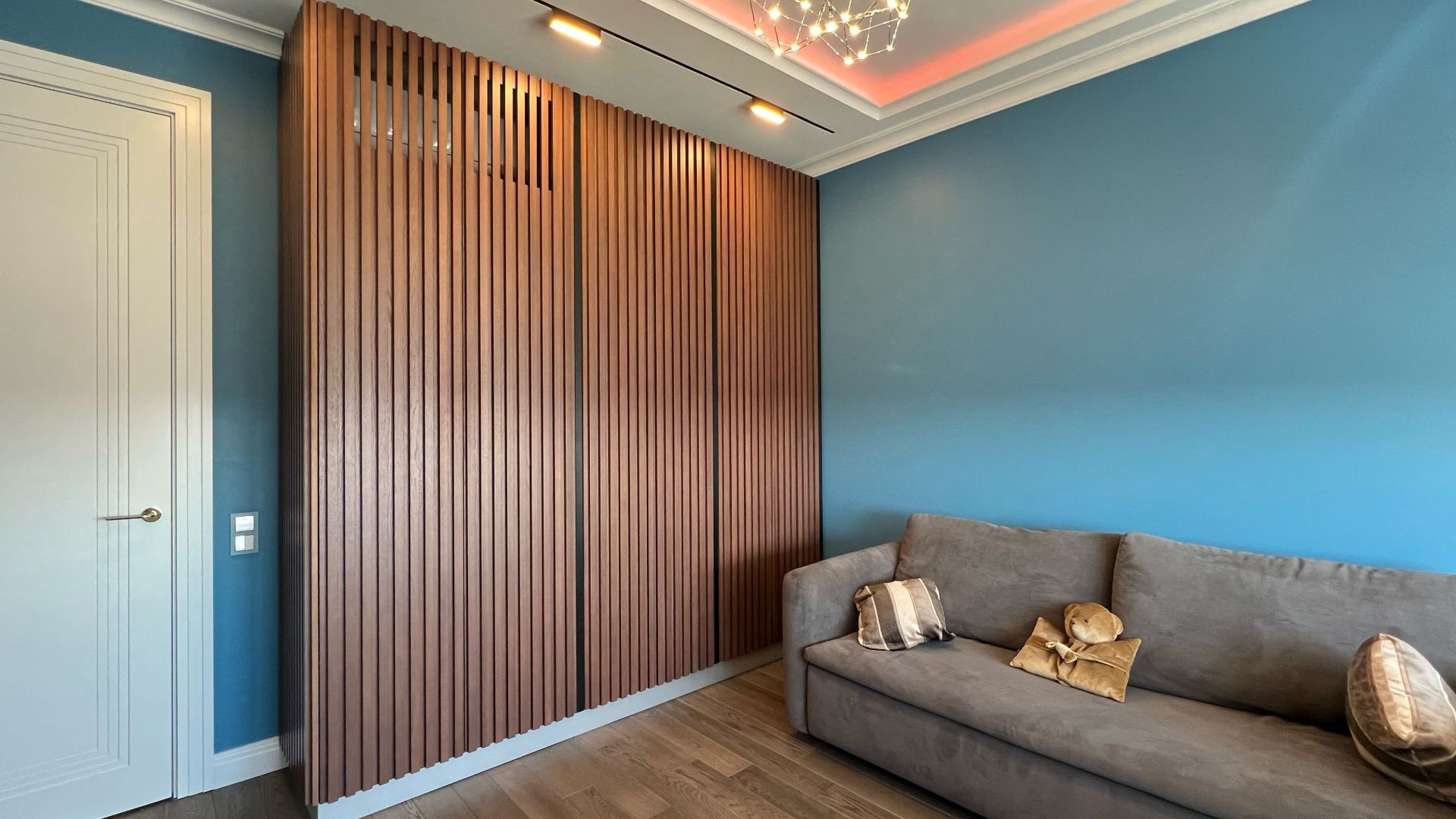 Фасады МДФ шпон с интегрированными рейками из дуба