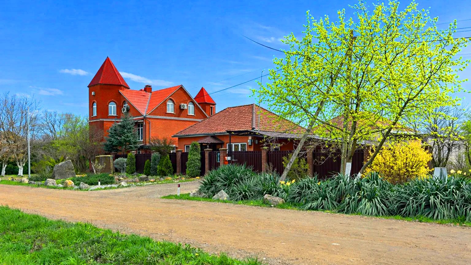 Идеальный, полностью готовый для жизни, дом на юге со своей баней и плодоносящим фруктовым садом