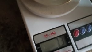 Коробка разогрелась, ставлю воду. Вес покупных яиц. Хотя на инкубацию большие брать не хотела.