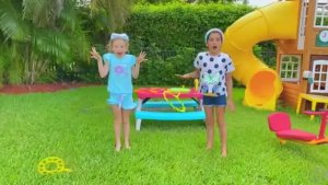 Папа придумывает как развлечь Настю и Еву [get.gt]