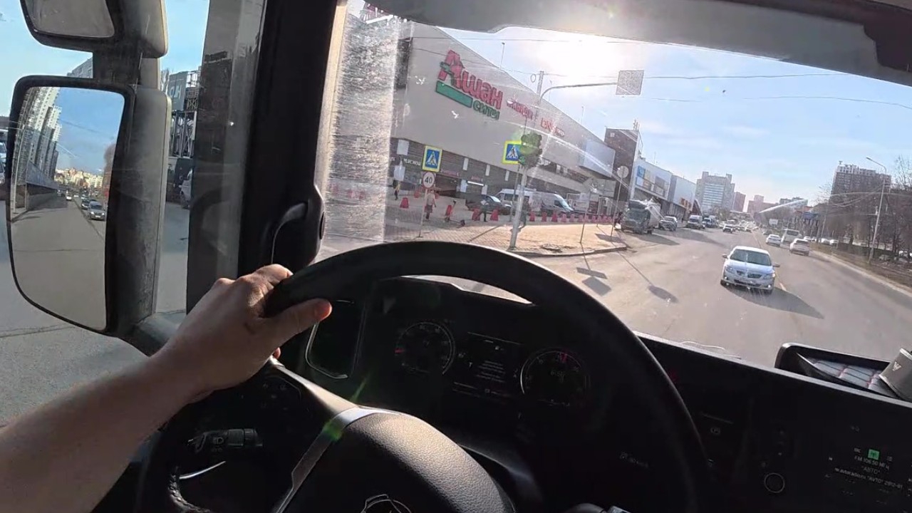 Выгрузка фуры в Ашан на втором этаже🤔🤔🤔.