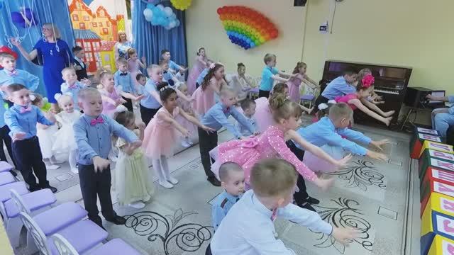 Танец выпускников с малышами. Выпускной в детском саду.