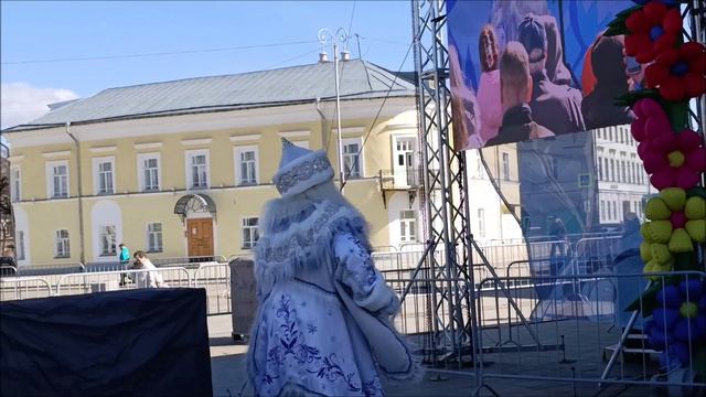 Байкальский Дед Мороз на сцене: от санок до самолёта — и чудо в альбоме